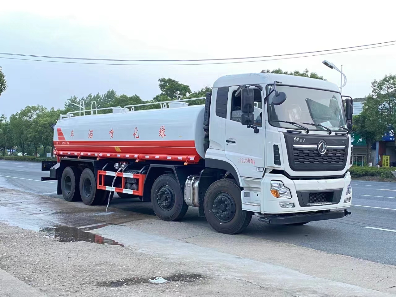 拉水更稳当,东风天龙国六前四后八洒水车